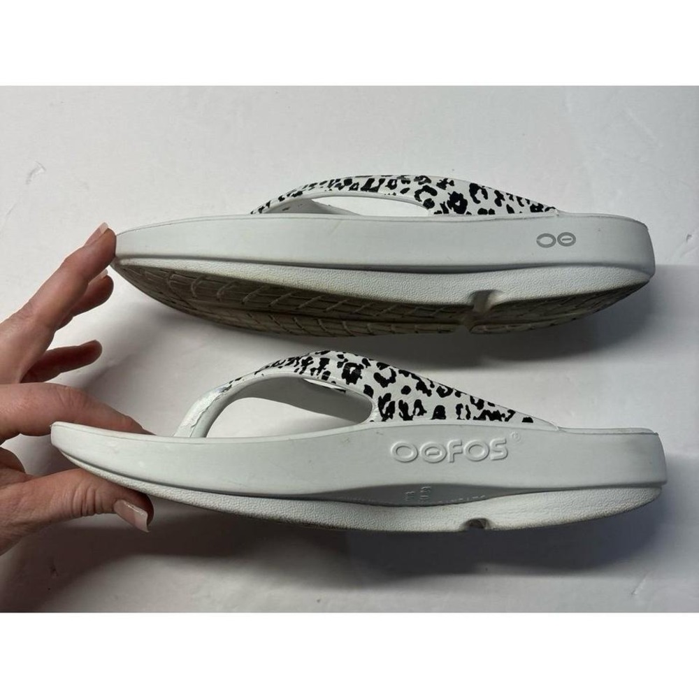 Oofos White & Black Orthodic Flip Flops (sz. 8W) - Picture 7 of 7